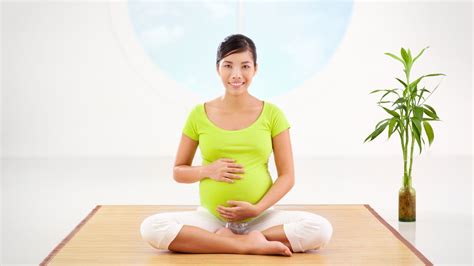 Žena pripravujúca sa na pôrod cvičením a meditáciou