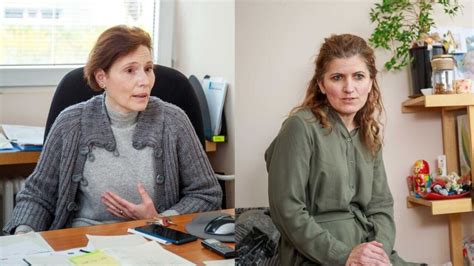 Sociálna pracovníčka pomáha rodine