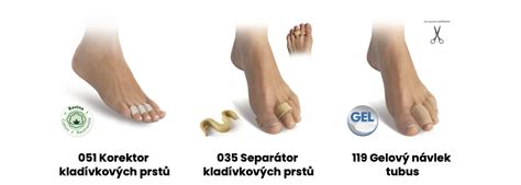 Dieťa zbierajúce predmety prstami na nohách