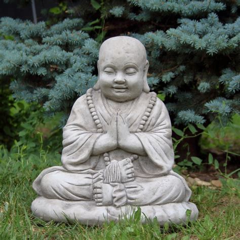 Modliaci sa Budha socha