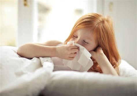 Učiteľka kontrolujúca dieťa pri rannom filtri