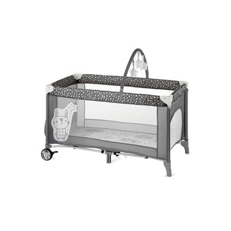 dieťa v cestovnej postieľke