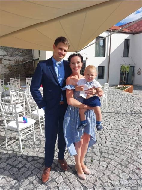 Rodina a krstní rodičia pri krste dieťaťa