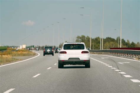 Infografika zobrazujúca rôzne dopravné situácie a správne správanie sa na ceste