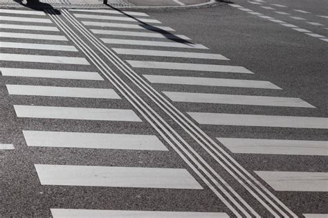 Ilustrácia znázorňujúca dieťa bezpečne prechádzajúce cez priechod pre chodcov