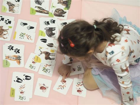 Dieťa hrajúce sa s anglickými edukačnými kartičkami