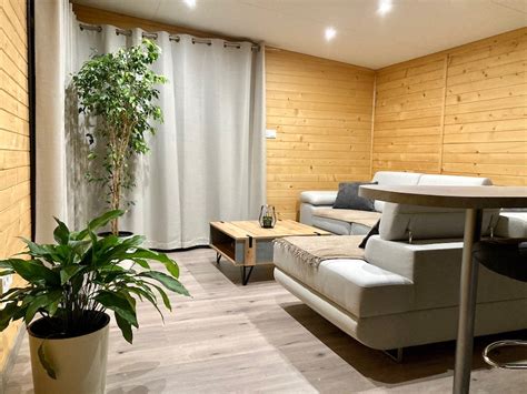 Interiér moderného mobilného domu s plne vybavenou kuchyňou