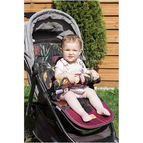 Ilustrácia skladania moderného športového kočíka