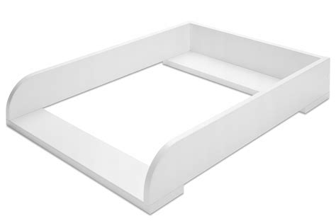 Prebaľovací nadstavec na komode IKEA Malm s bábätkom a základnými potrebami