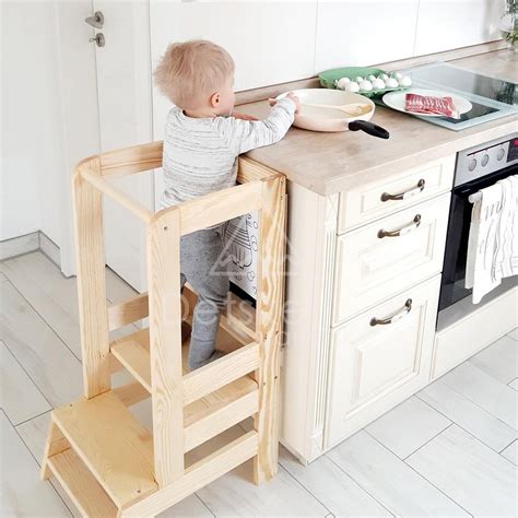 Montessori učiaca veža s dieťaťom v kuchyni