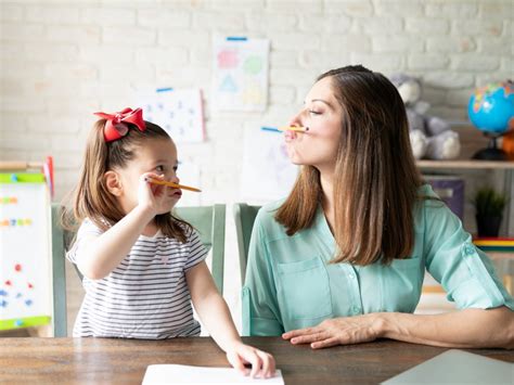 dieťa s rodičom hovorí