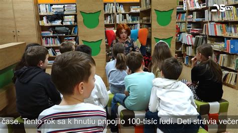Dieťa ponorené do čítania knihy v tichom kúte