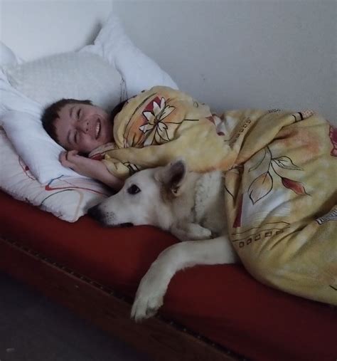 Mladík a pes spolu relaxujú