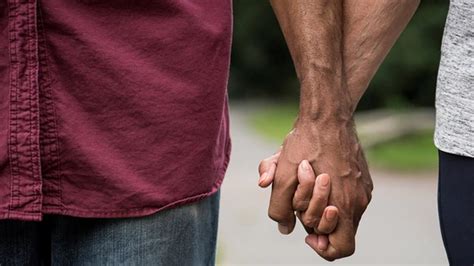 Birmovný rodič držiaci ruku na pleci birmovanca