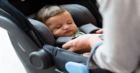 Rodičia vyberajú autosedačku pre svoje dieťa