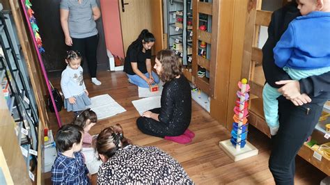 Ilustrácia s Máriou Montessori a deťmi