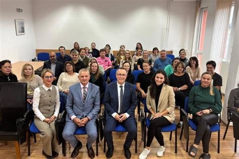 Rodič s dieťaťom pri úrade práce, sociálnych vecí a rodiny