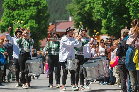 Tradičný folklórny motív so spevom a tancom