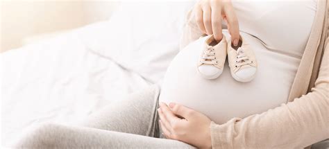 Tehotná žena drží prenatálny odposluch na bruchu