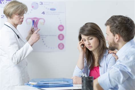 Páry diskutujúce o liečbe neplodnosti s lekárom