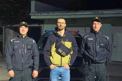 Policajt pomáhajúci staršej žene s dieťaťom