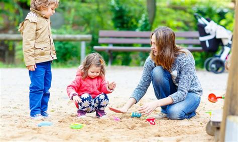 dieťa hrajúce sa na pieskovisku