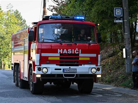 Hasiči zasahujú pri požiari domu v noci