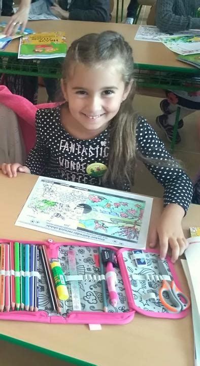 Dieťa píšuce v škole