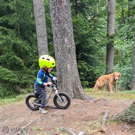 Dieťa s prilbou na bicykel