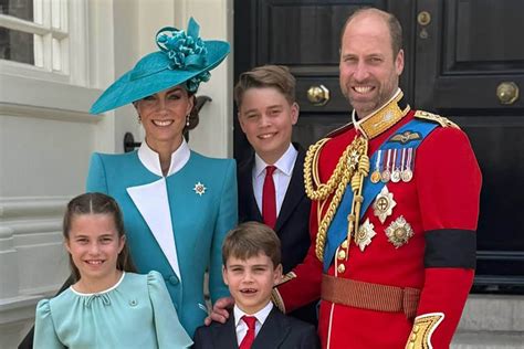 Princezná Kate a princ William s deťmi počas Trooping the Colour