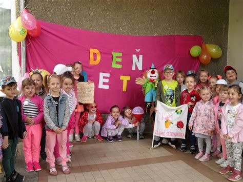 Skupina hrajúcich sa detí v materskej škole