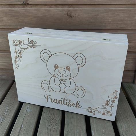 spomienkový box s detskými topánočkami a fotkou