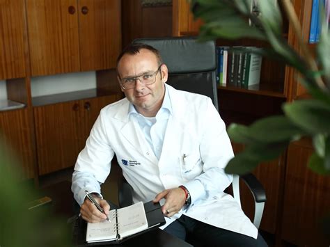 Lekár komunikujúci s párom v reprodukčnej klinike
