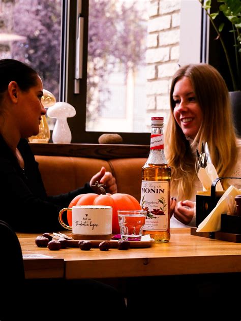 Žena čítajúca knihu a popíjajúca kávu v tichom prostredí