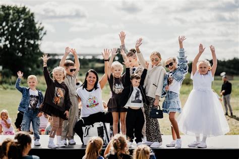 Rodičia debatujúci o budúcnosti svojho dieťaťa