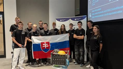 Študenti pracujúci s robotom FERO