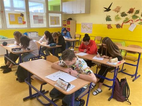 Učiteľ a žiaci pri interaktívnom učení s jasnými cieľmi