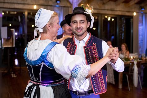 Tanečný pár v tradičných krojoch