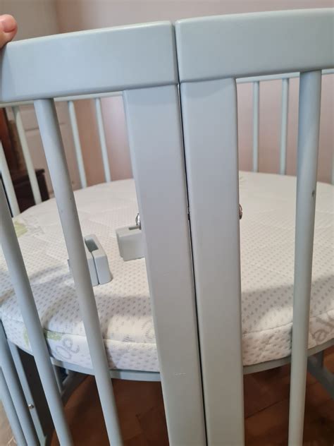 Detail bezpečnostného mechanizmu Double Lock na cestovnej postieľke