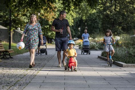 rodina s dieťaťom v parku