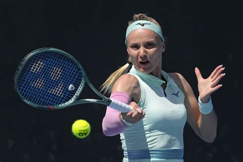 Rebecca Šramková v akcii na tenisovom kurte