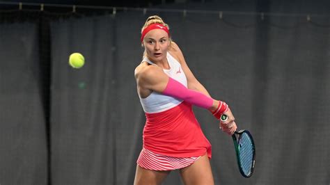 Rebecca Šramková držiaca víťaznú trofej