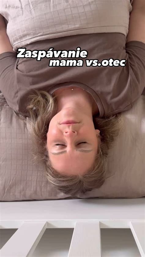 Pár diskutuje doma, zatiaľ čo dieťa spí