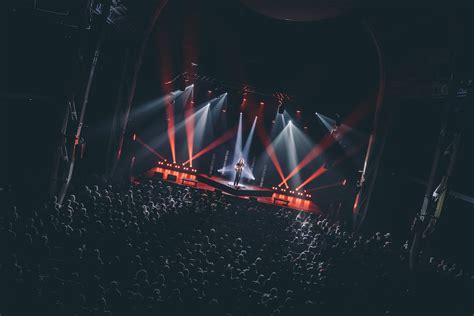 koncertné pódium so svetelnou šou a hip-hopovou atmosférou