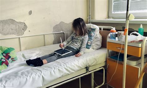 Ilustrácia dieťaťa v nemocničnej posteli