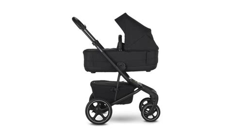 dievčatko v hlbokej vaničke kočíka