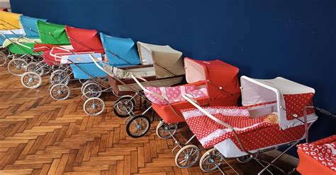 Koláž rôznych moderných retro kočíkov