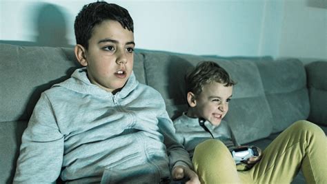 Dieťa ovláda robota AV1 v triede na diaľku