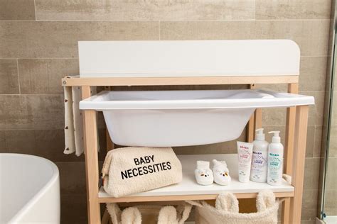 Ilustračná fotografia novorodenca v prebaľovacom pulte s vaničkou