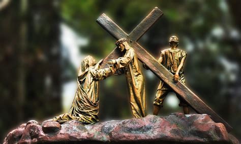 Krížová cesta na Veľký piatok v Zalužiciach